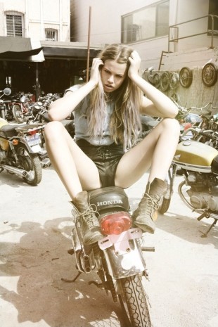 女模 Hailey Clauson 15歲的擘腿照Tee