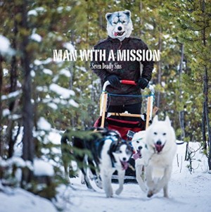 雪道を犬ぞりに乗って走っているMAN WITH A MISSIONの画像